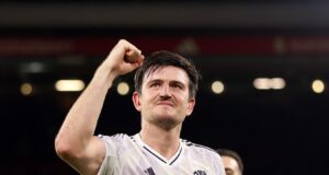 Liverpool cayó de local ante Manchester United 2-1 y sumó tercera derrota consecutiva en la Premier