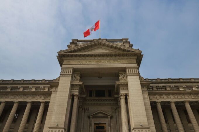 Juez reabre buena pro millonaria a empresas con antecedentes de corrupción a pesar de alerta de Contraloría