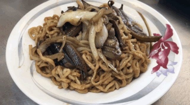 Fideos saltados con anguila