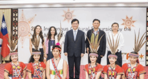 Conectando culturas: Canciller Lin fortalece vínculos culturales con becarios internacionales