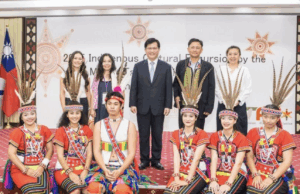 Conectando culturas: Canciller Lin fortalece vínculos culturales con becarios internacionales