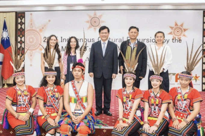 Conectando culturas: Canciller Lin fortalece vínculos culturales con becarios internacionales