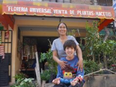 Enfermera vende flores, cuida abuelitos y lucha por salvar la vida de un adolescente