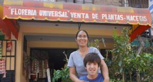 Enfermera vende flores, cuida abuelitos y lucha por salvar la vida de un adolescente