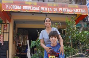 Enfermera vende flores, cuida abuelitos y lucha por salvar la vida de un adolescente