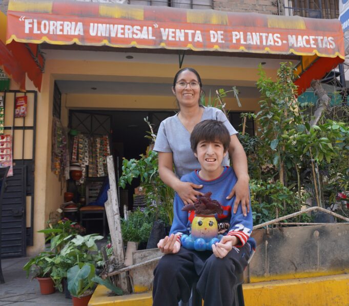 Enfermera vende flores, cuida abuelitos y lucha por salvar la vida de un adolescente