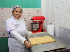 Madre de familia de Mi Emprendimiento Mujer de Foncodes saca adelante su hogar con negocio de turrones artesanales*