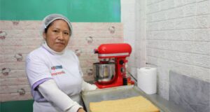 Madre de familia de Mi Emprendimiento Mujer de Foncodes saca adelante su hogar con negocio de turrones artesanales*