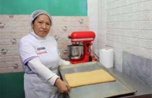 Madre de familia de Mi Emprendimiento Mujer de Foncodes saca adelante su hogar con negocio de turrones artesanales*