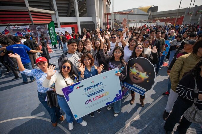 Gobierno anuncia entrega de 38 000 becas para el 2026