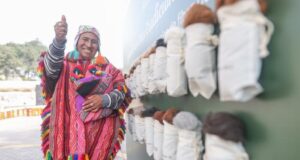 Gobierno impulsa el desarrollo del sector alpaquero y apoya a las familias que viven de la artesanía textil
