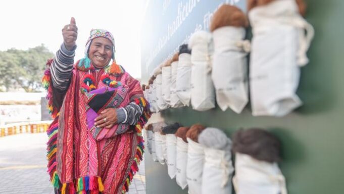 Gobierno impulsa el desarrollo del sector alpaquero y apoya a las familias que viven de la artesanía textil