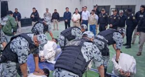 INPE: con uniformes blanco trasladan a internos de alta peligrosidad en Penal Ancon I