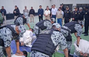 INPE: con uniformes blanco trasladan a internos de alta peligrosidad en Penal Ancon I