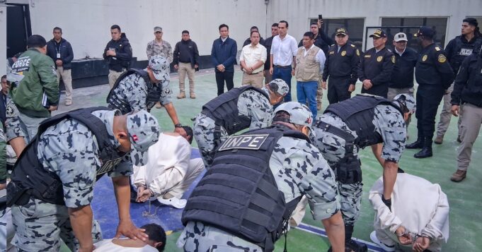 INPE: con uniformes blanco trasladan a internos de alta peligrosidad en Penal Ancon I
