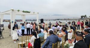 50 parejas sellaron su amor a orillas del mar de Ancón en matrimonio civil comunitario gratuito