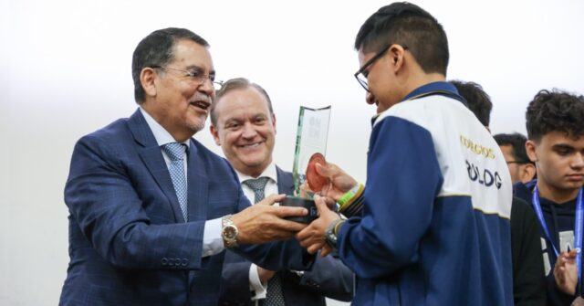 MINEDU PREMIA A ESTUDIANTE