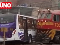 Tren de carga arrasa bus y auto en pleno cruce de El Agustino