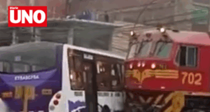 Tren de carga arrasa bus y auto en pleno cruce de El Agustino