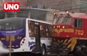 Tren de carga arrasa bus y auto en pleno cruce de El Agustino