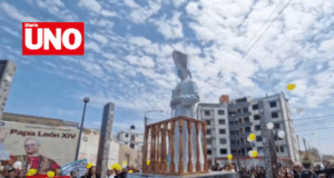 Pimentel inaugura la primera estatua del papa León XIV en Perú