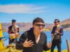 Bill Orosco graba videos musicales en Islas Flotantes de Los Uros