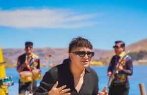 Bill Orosco graba videos musicales en Islas Flotantes de Los Uros
