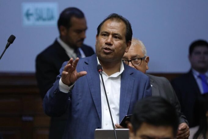 Congresista Edgar Tello impulsa reforma pensional en favor de maestros jubilados