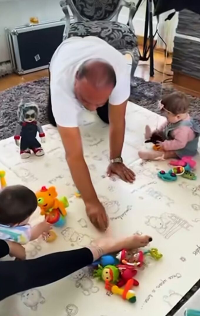 Brad Pizza celebra Halloween junto a su novia Aixa y sus mellizos