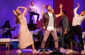 El musical que mezcla nostalgia, humor y los grandes éxitos con canciones de los Hombres G