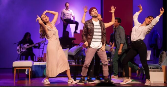 El musical que mezcla nostalgia, humor y los grandes éxitos con canciones de los Hombres G