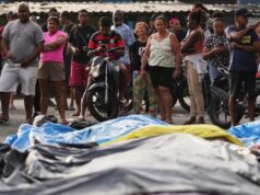 Familias enfurecidas entierran a sus muertos tras la redada más letal de Río, con 132 muertos