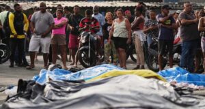 Familias enfurecidas entierran a sus muertos tras la redada más letal de Río, con 132 muertos