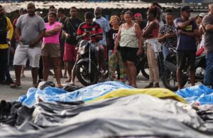 Familias enfurecidas entierran a sus muertos tras la redada más letal de Río, con 132 muertos