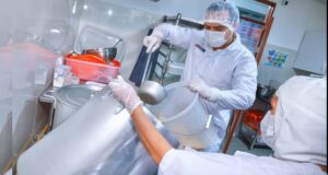 Ministra Lesly Shica y presidente José Jerí supervisan preparación de desayunos escolares en Puente Piedra