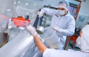 Ministra Lesly Shica y presidente José Jerí supervisan preparación de desayunos escolares en Puente Piedra