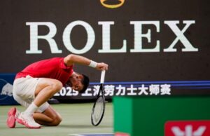 Novak Djokovic superó sus dolencias para dejar seguir avanzando en Shanghái