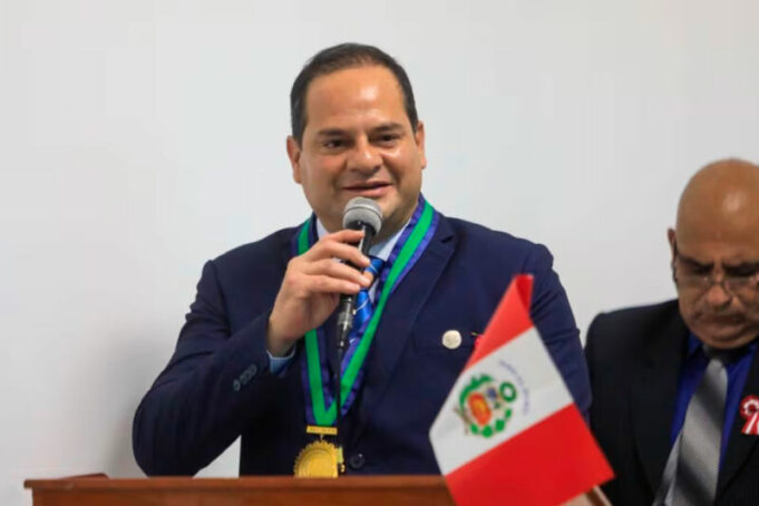 Exalcalde de Chorrillos Fernando Velasco sigue atornillado en el sillón municipal a pesar de anunciada vacancia del JNE