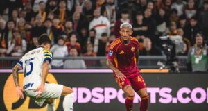 Roma venció a Parma 2-1 y alcanzó en la punta al Napoli en el Calcio Italiano