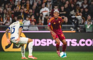 Roma venció a Parma 2-1 y alcanzó en la punta al Napoli en el Calcio Italiano