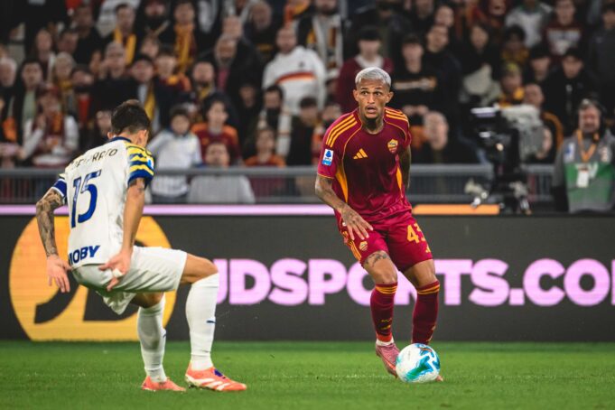 Roma venció a Parma 2-1 y alcanzó en la punta al Napoli en el Calcio Italiano