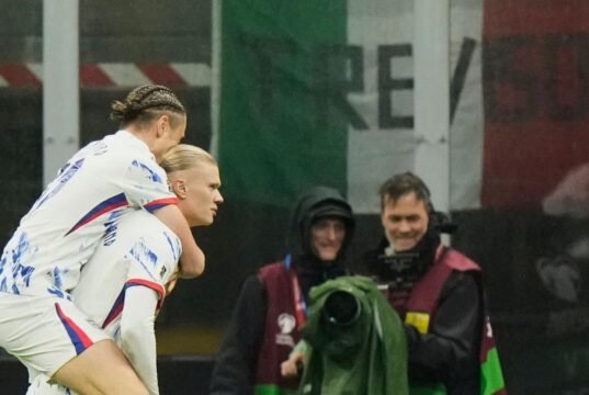 Noruega se clasificó al Mundial 2026 al golear a Italia 4-1 en Milán. Ganó sus 8 partidos