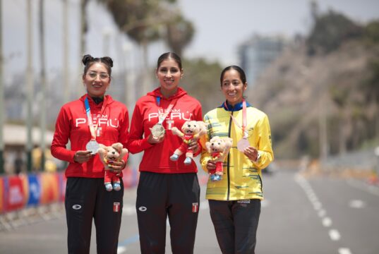 Kimberly García logró la medalla de oro en la prueba de marcha 21 kilómetros de los Juegos Bolivarianos Ayacucho-Lima 2025