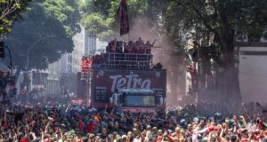 Multitudinaria bienvenida tuvo Flamengo en su llegada a Río de Janeiro tras lograr la Copa Libertadores en Lima