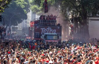 Multitudinaria bienvenida tuvo Flamengo en su llegada a Río de Janeiro tras lograr la Copa Libertadores en Lima