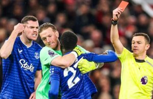 Expulsan a jugador del Everton por pegarle a su compañero, en triunfo ante el United 1-0