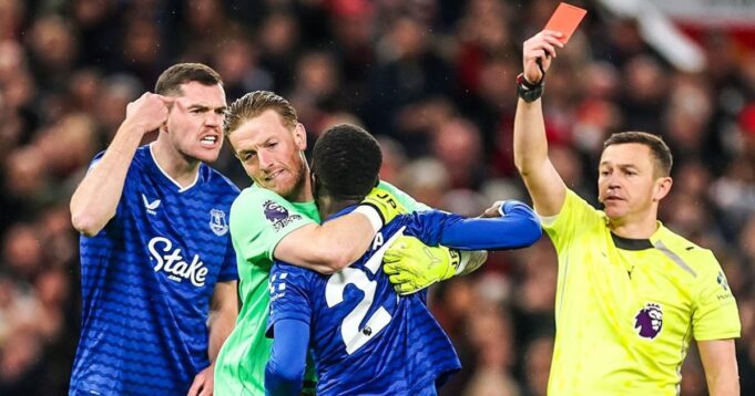 Expulsan a jugador del Everton por pegarle a su compañero, en triunfo ante el United 1-0