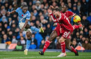 Manchester City goleó al Liverpool 3-0 y quedó como escolta del lider Arsenal