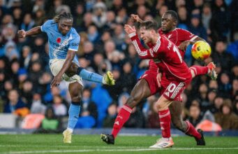 Manchester City goleó al Liverpool 3-0 y quedó como escolta del lider Arsenal
