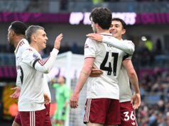 Arsenal derrotó a Burnley 2-0 y se mantiene líder de la Premier League